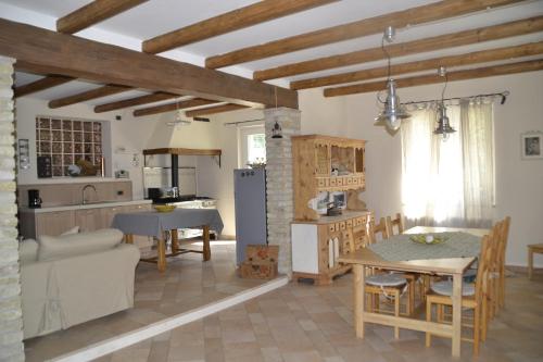 马尔切西内"Villa Giulia Nicole" Apartaments- Country House的厨房以及带桌椅的用餐室。