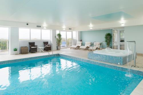 阿伯蒂费Trefeddian Hotel的客房内设有一个大型游泳池及浴缸