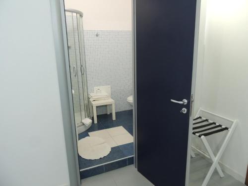 切萨雷奥港B&B Aloa的一间带卫生间和镜子的浴室