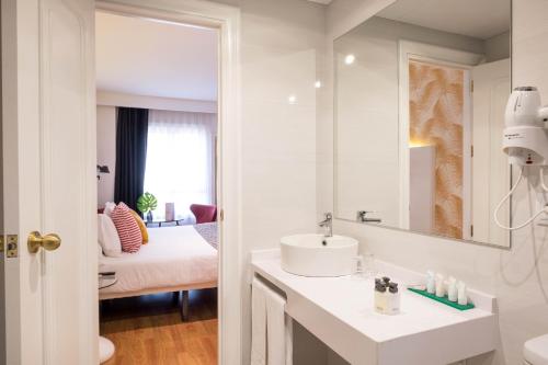 Hotel Cetina Murcia的一间浴室