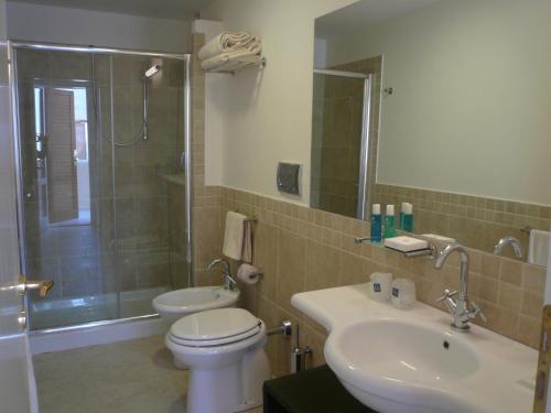 法维尼亚纳天伯迪玛雷酒店的浴室配有卫生间、盥洗盆和淋浴。