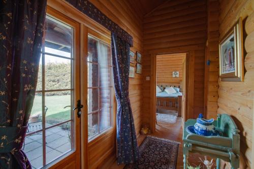 阿布罗斯Balnabrechan Lodge的小木屋内的一个窗户房间