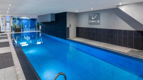 墨尔本Oaks Melbourne on Market Hotel的大楼内的一个蓝色海水游泳池