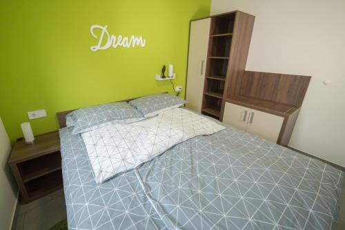 巴诺夫茨Apartma Mariposa Banovci的一间卧室设有一张床和绿色的墙壁
