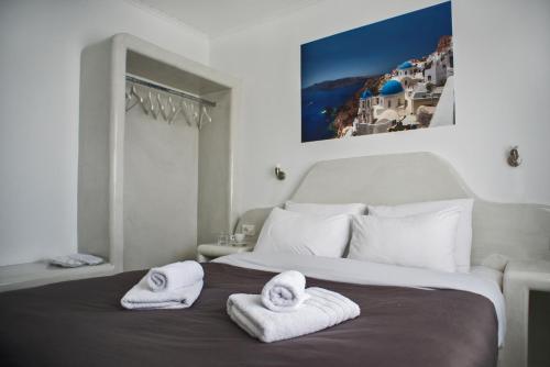 费拉卡尔德拉科拉多公寓 的一间卧室配有带毛巾的床