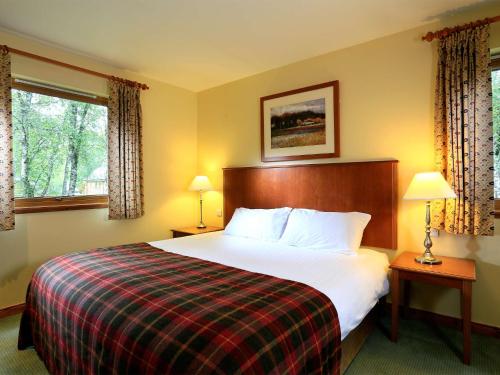 Macdonald Woodland Lodges at Macdonald Aviemore Resort客房内的一张或多张床位