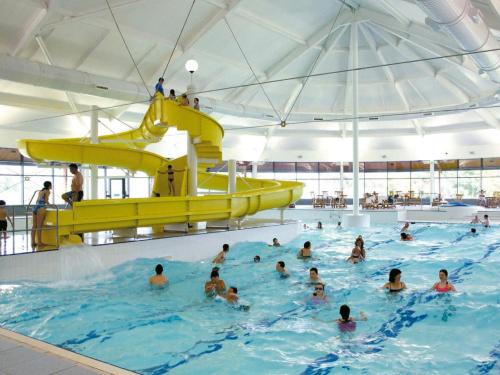 阿维莫尔Macdonald Highlands Hotel at Macdonald Aviemore Resort的一群人在游泳池游泳