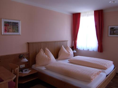 巴德瓦尔特斯多夫赛风豪夫宾馆的一间卧室设有两张床和窗户。