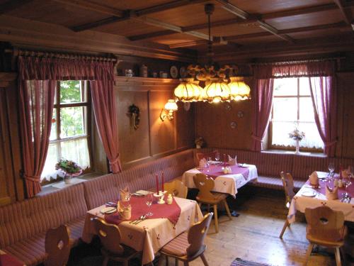巴德瓦尔特斯多夫赛风豪夫宾馆的用餐室设有桌椅和窗户。