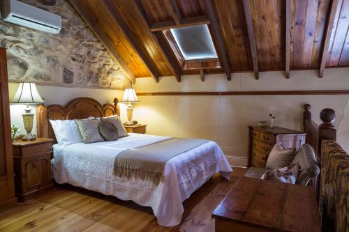 克莱尔克莱尔谷遗产住宿加早餐旅馆的一间卧室配有一张床,铺有木地板