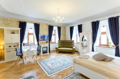 锡比乌Crown Jewels Centre Sibiu的一间卧室配有一张床、一把椅子和窗户。