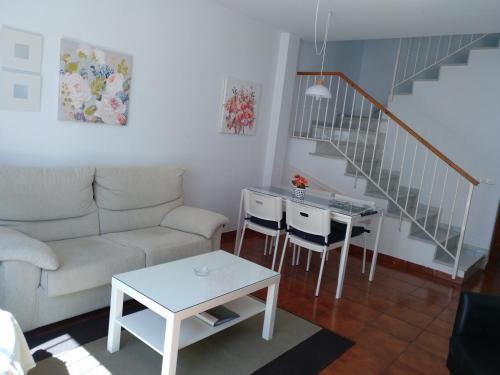 内尔哈Apartamentos Luna de Nerja的客厅配有沙发和桌子