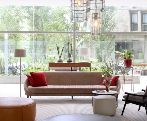 罗萨里奥Dazzler by Wyndham Rosario的带沙发和大窗户的客厅