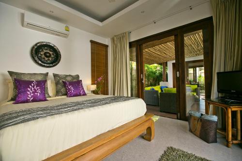 2 Bedroom Private Pool Villa Ban Tai SDV032-4 minutes walk to beach-By Samui Dream Villas客房内的一张或多张床位