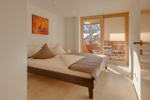 采尔马特梅里克高级公寓的一间卧室设有一张床,享有庭院的景色