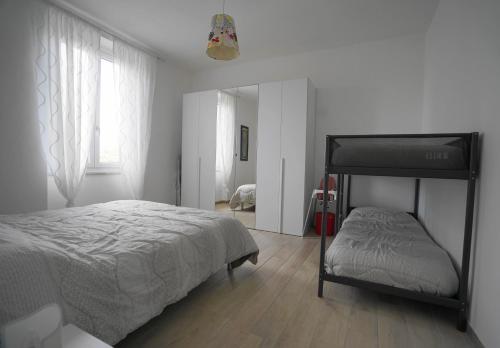 萨尔扎纳Moralma的一间卧室配有一张黑色双层床和镜子