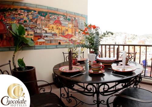 瓜纳华托Hotel Chocolate Tradicional的墙上画的桌子