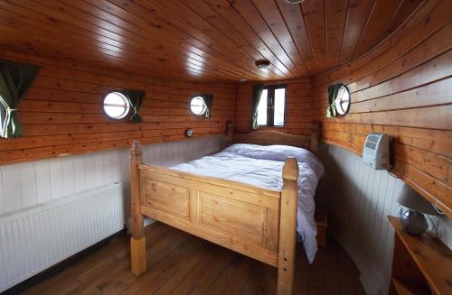 SallinsRoisin Dubh Houseboat的小木屋内的卧室,配有一张床