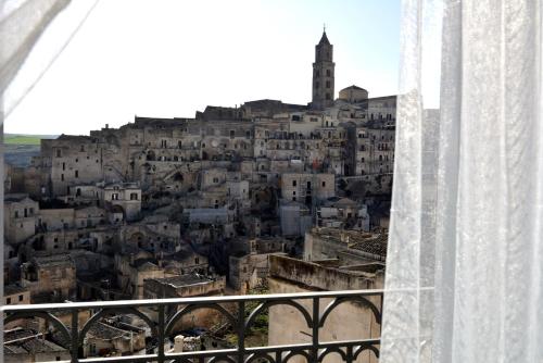 马泰拉San Biagio Materapartment的从窗户可欣赏到城市美景