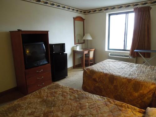 布鲁克林布鲁克林红地毯酒店的酒店客房设有两张床和电视。