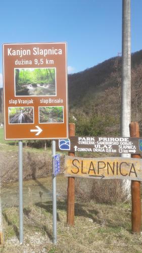 KrašićMobile home Camp vikendica Slapnica u Parku prirode Žumberak i Samoborsko gorje的山前的街道标志