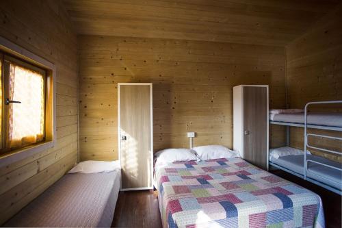 里亚托露营地客房内的一张或多张床位