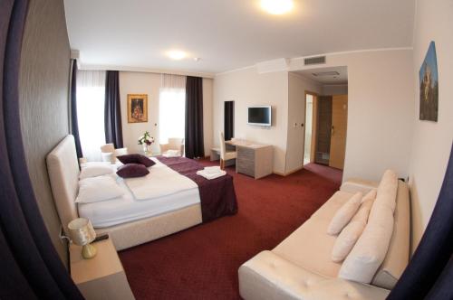 Čitluk布罗尼奥酒店的酒店客房,配有床和沙发