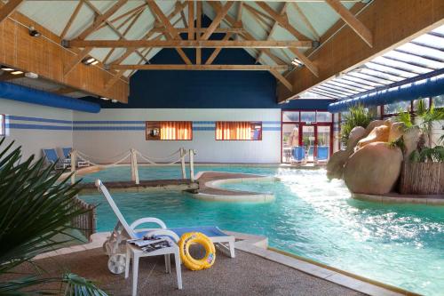 康卡勒孔克勒村庄酒店的一座大型室内游泳池,里面设有滑梯
