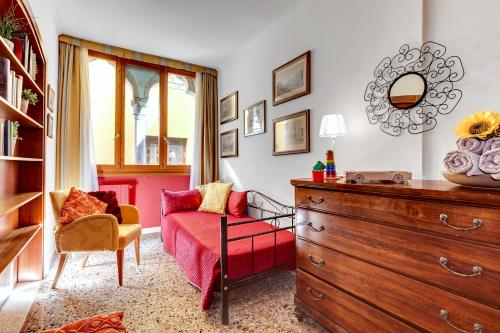 威尼斯CasaMisa Paste的客厅配有梳妆台和红色椅子