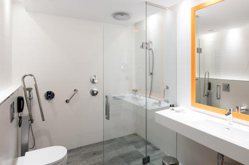 巴塞罗那加泰罗尼亚米卡多酒店的带淋浴、卫生间和盥洗盆的浴室