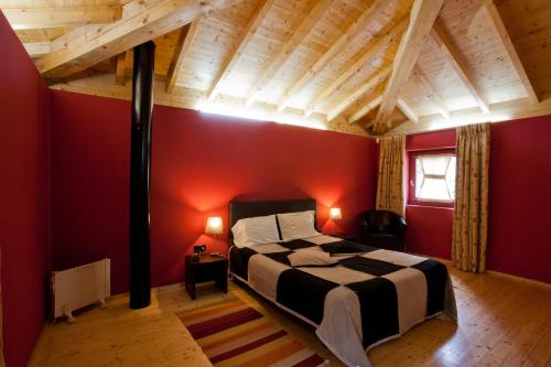 法菲阿尔德亚东坡啼酒店的卧室配有一张红色墙壁上的大床