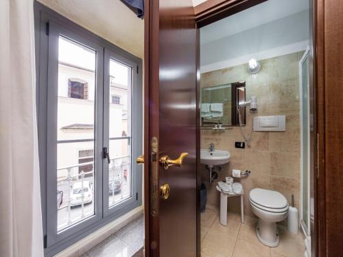 米兰奥罗拉酒店的一间带卫生间、水槽和窗户的浴室