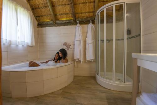 鲁德普特Amadwala Lodge的妇女在浴室的浴缸里躺着