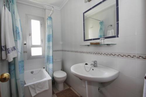 阿尔么丽亚塞维利亚酒店的白色的浴室设有水槽和卫生间。