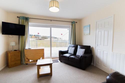 Seaview Holidays - Salterns Village的休息区