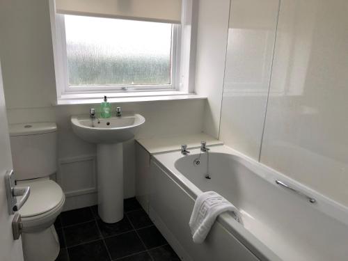 格伦罗西斯Glenrothes Central Apartments - One bedroom Apartment的带浴缸、盥洗盆和卫生间的浴室