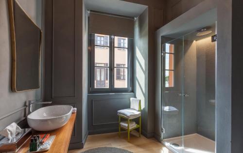 梅纳焦梅纳焦套房酒店的一间带水槽和淋浴的浴室