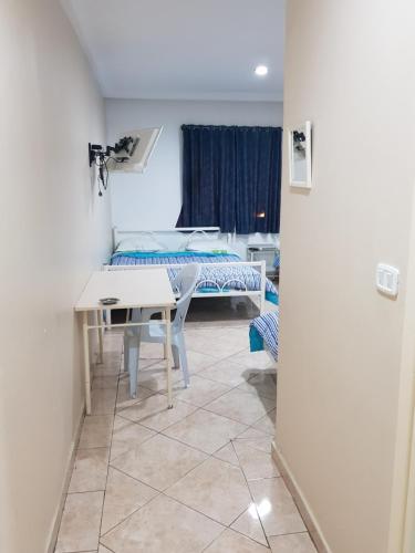 突尼斯Hotel Afef的客房设有桌子、床和窗户。