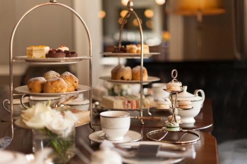 伦敦皇家公园酒店的盘子上带三层糕点和甜点的桌子