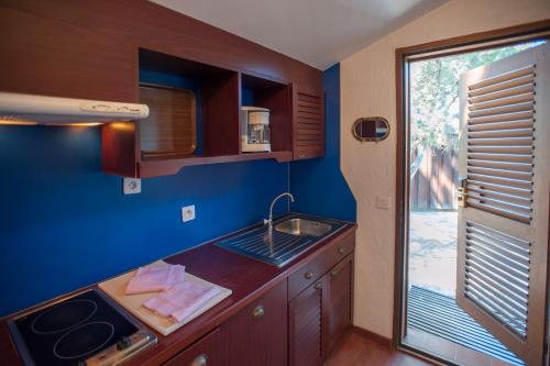 维琪奥港莫比迪克度假屋的一个带水槽和窗户的小厨房