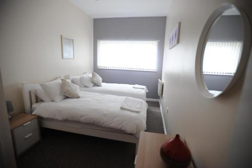 利物浦利物浦两卧室公寓 的一间小卧室,配有两张床和镜子