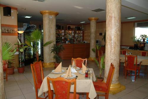 多布里奇多布鲁扎酒店的一间带桌椅和柱子的用餐室