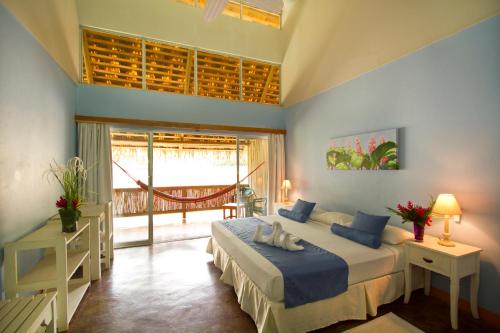 别霍港Villas del Caribe的一间卧室设有一张床和一个大窗户