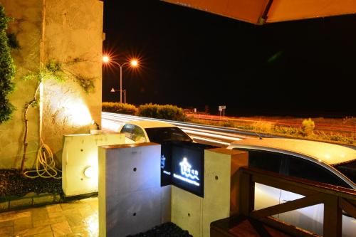 盐寮窗外的海 - 海洋公園旁的夜间停在路边的汽车