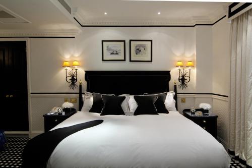 伦敦红色康乃馨41酒店的一间卧室配有一张带2个床头柜的大型白色床