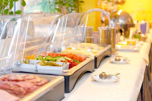尤登堡Hotel-Gasthof Restaurant Murblick的包含多种不同食物的自助餐