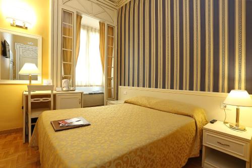 罗马DG尊贵房酒店的酒店客房,配有一张床铺,上面有一本书