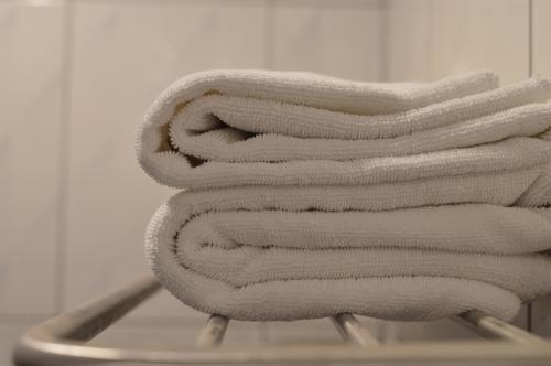 乌隆他尼UD首府酒店的毛巾架上堆放的毛巾