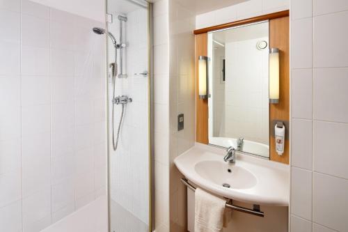 伯明翰伯明翰中心新街站宜必思酒店的一间带水槽和淋浴的浴室