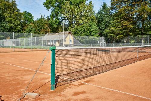 弗雷德里克斯伐克Frederiksværk Camping & Hostel的网球场上的网球网